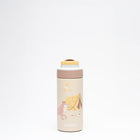 Gourde isotherme enfant Lagoon Insulated 400 ml Adventure Camp vue de face, beige sable avec un renard devant une tente jaune