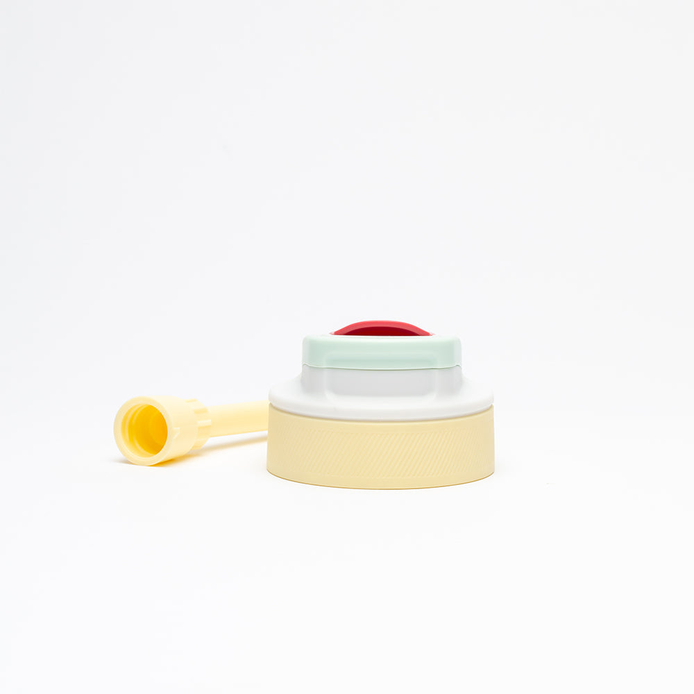Bouchon de la Lagoon Insulated 400 ml Picnic Party démonté, paille jaune dévissée pour le nettoyage